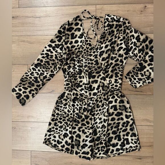 NWT Three Eighty Two Revolve Deep V Surplice Shorts Romper animal cheetah medium - Picture 1 of 2